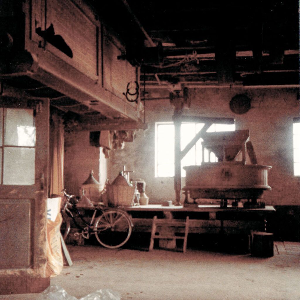 L'interno del mulino Meneghetti nel 1985