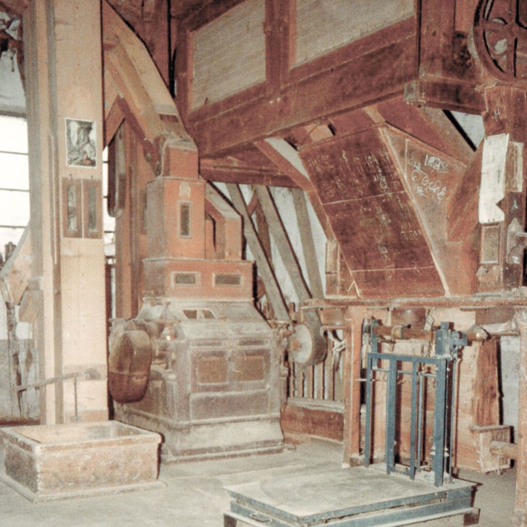 L'interno del mulino Meneghetti nel 1985
